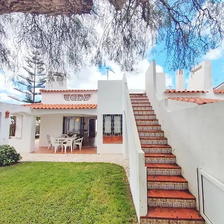 Ferienhaus Oura Family House *