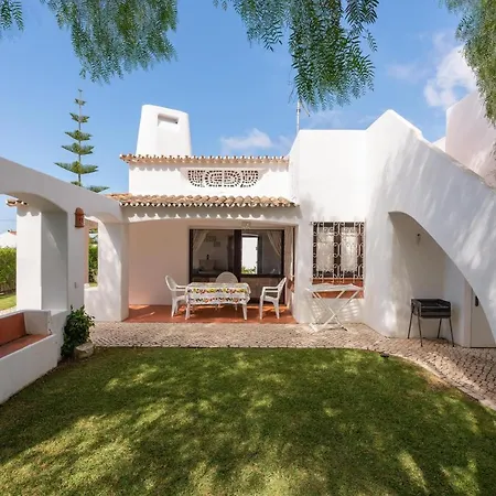 Oura Family House בית נופש *