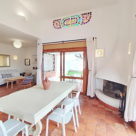 Oura Family House בית נופש