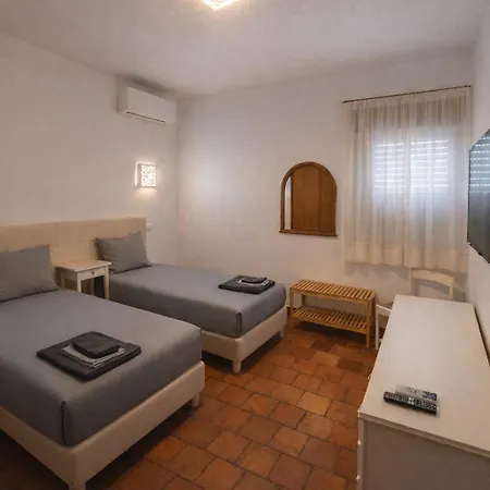 Oura Family House Hébergement de vacances *