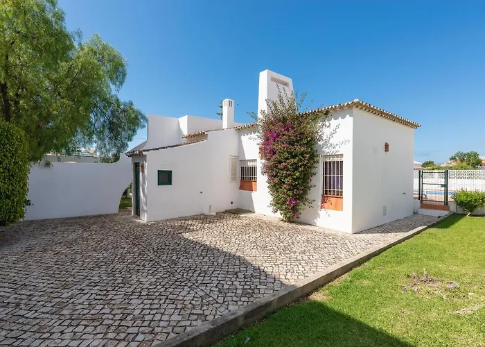 Oura Family House *