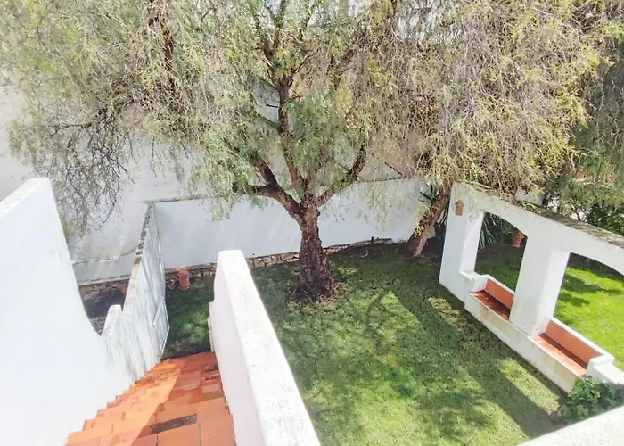 Oura Family House *